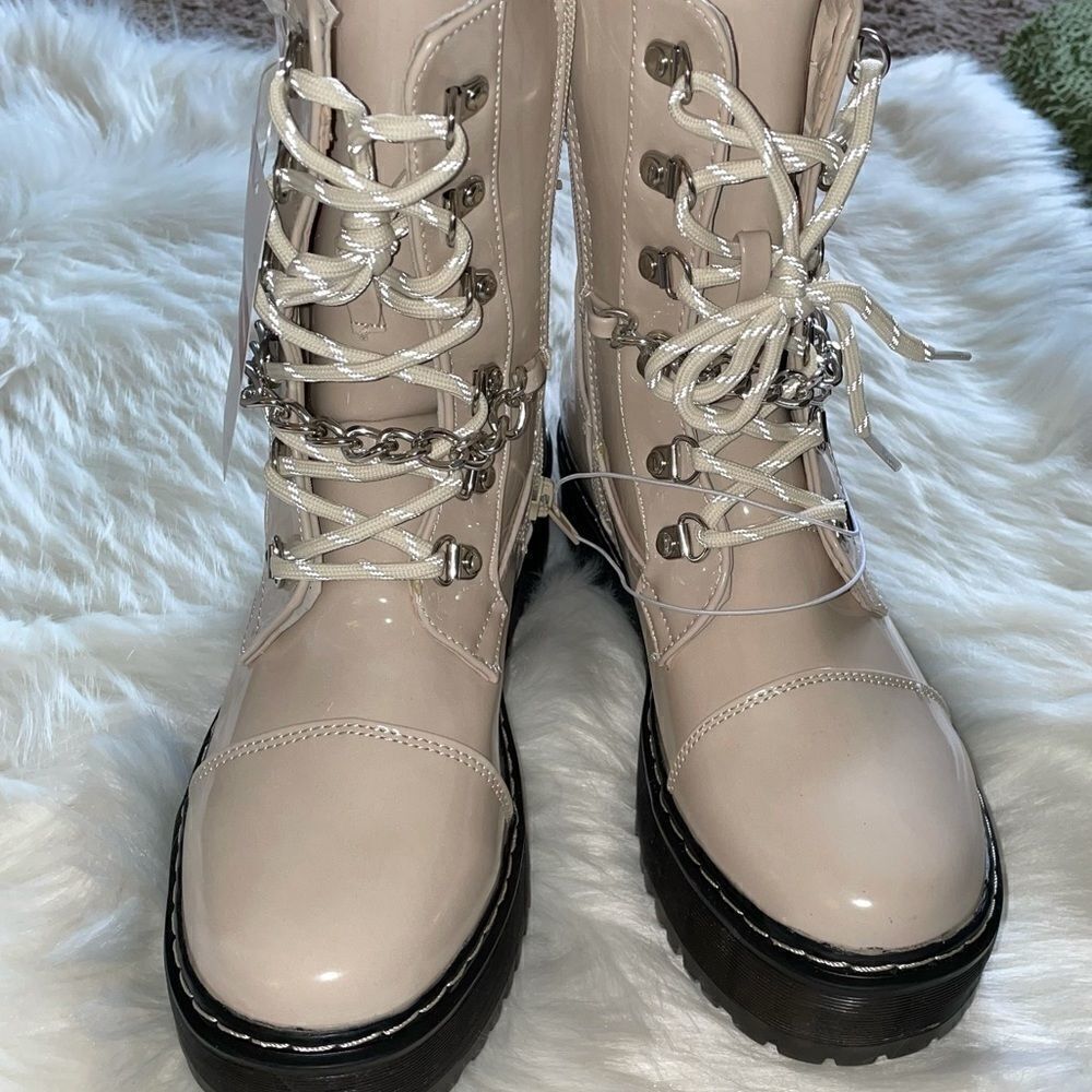 🆕 UNIONBAY Kailee platform combat boots with chain. Cream color